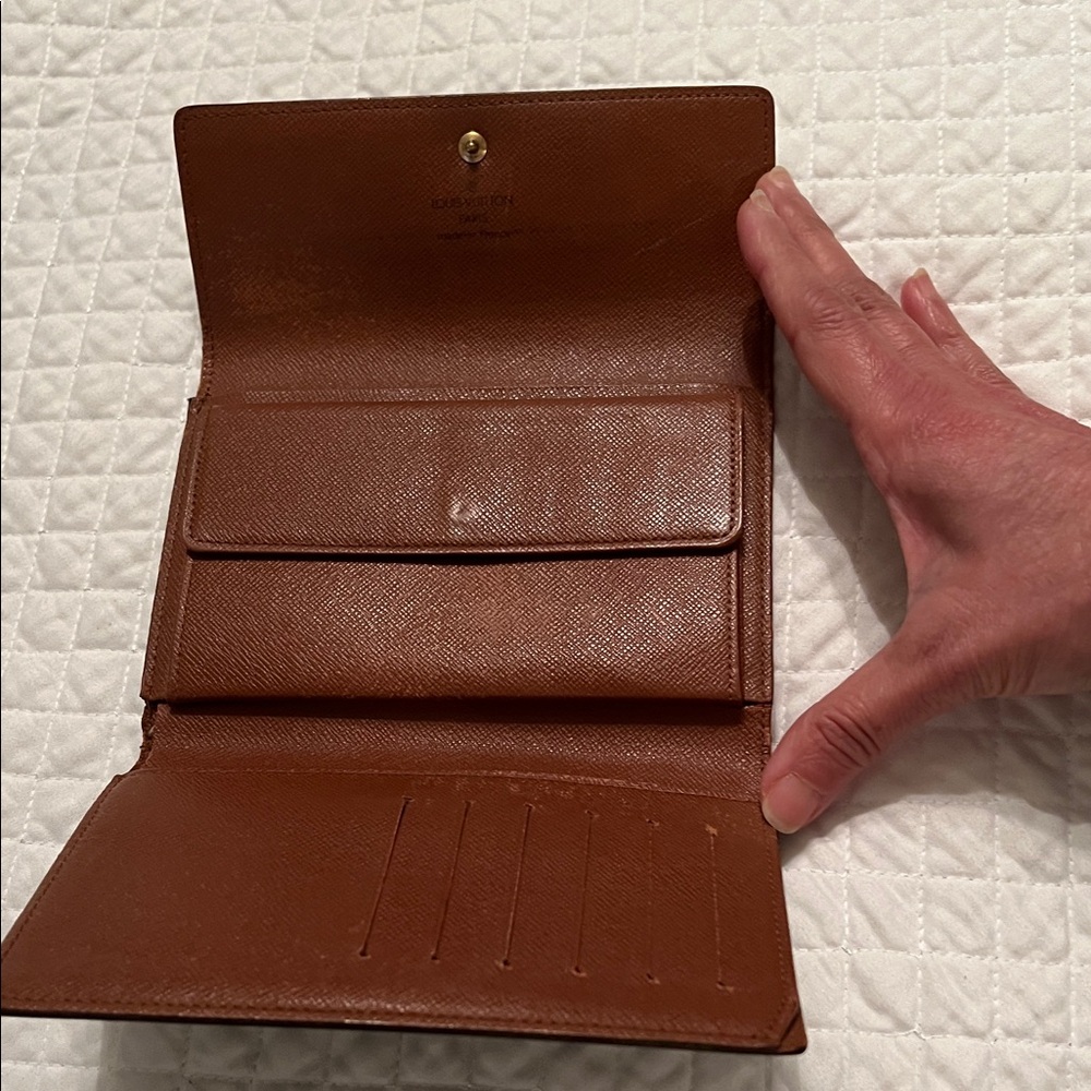 LV wallet. - Picture 4 of 7